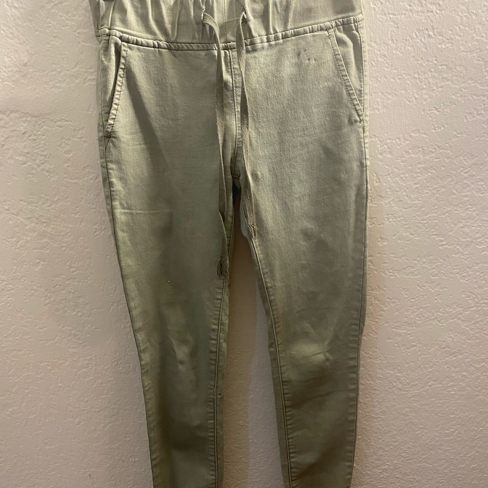 Pants, cute and make your butt look good! Fits like 00